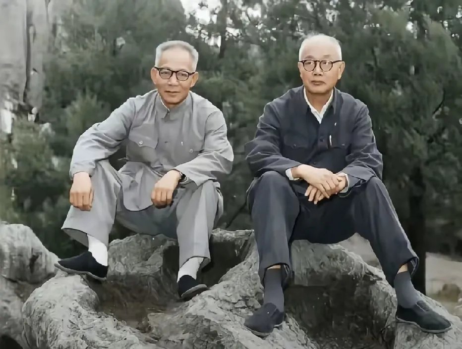 70年代，时任贵州省委第二书记的李大钊之子李葆华与时任云南省委书记陈丕显在云南石