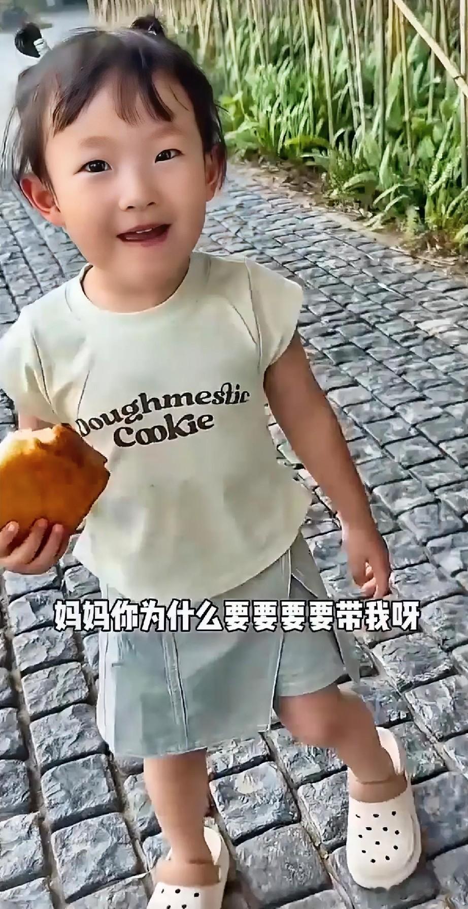 黄一鸣女儿闪闪这基因确实强大，跟爷爷王健林简直一个模子刻出来的，宽额头、招风耳，