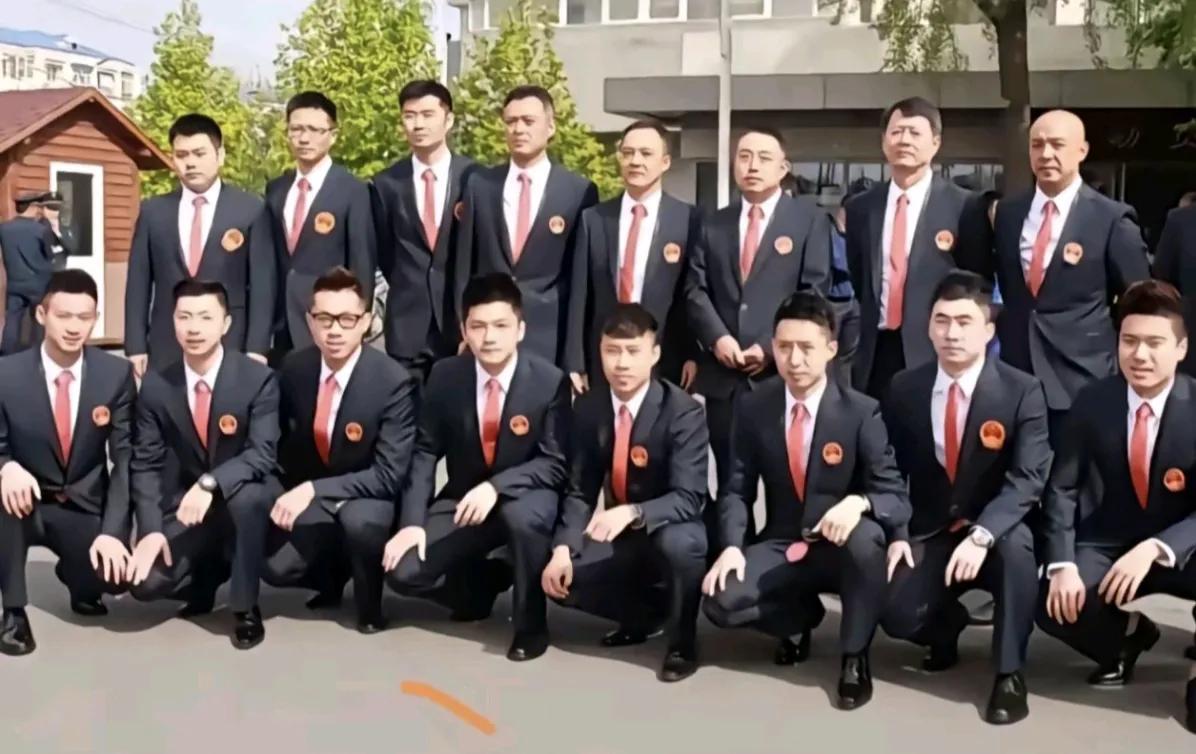 这张国乒全家福帅到炸裂！全员西装笔挺配白衬衫红领带，前排队员俏皮蹲姿与后排教