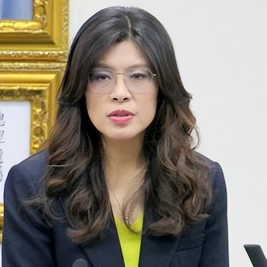 态度来了个一百八十度转变！国民党主席郑丽文在专访里直白亮明底线，不管是被逼着做事