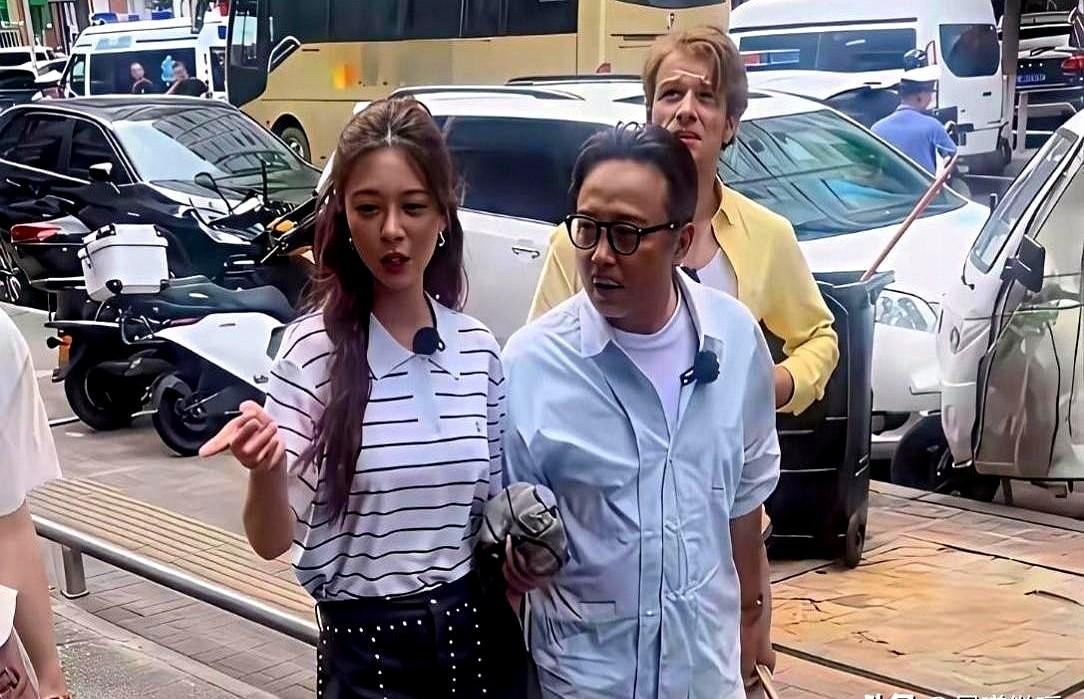 胡须泛白杂乱最近网友在长沙街头偶遇汪涵。他就顶着一片花白的头发和胡子，穿着宽