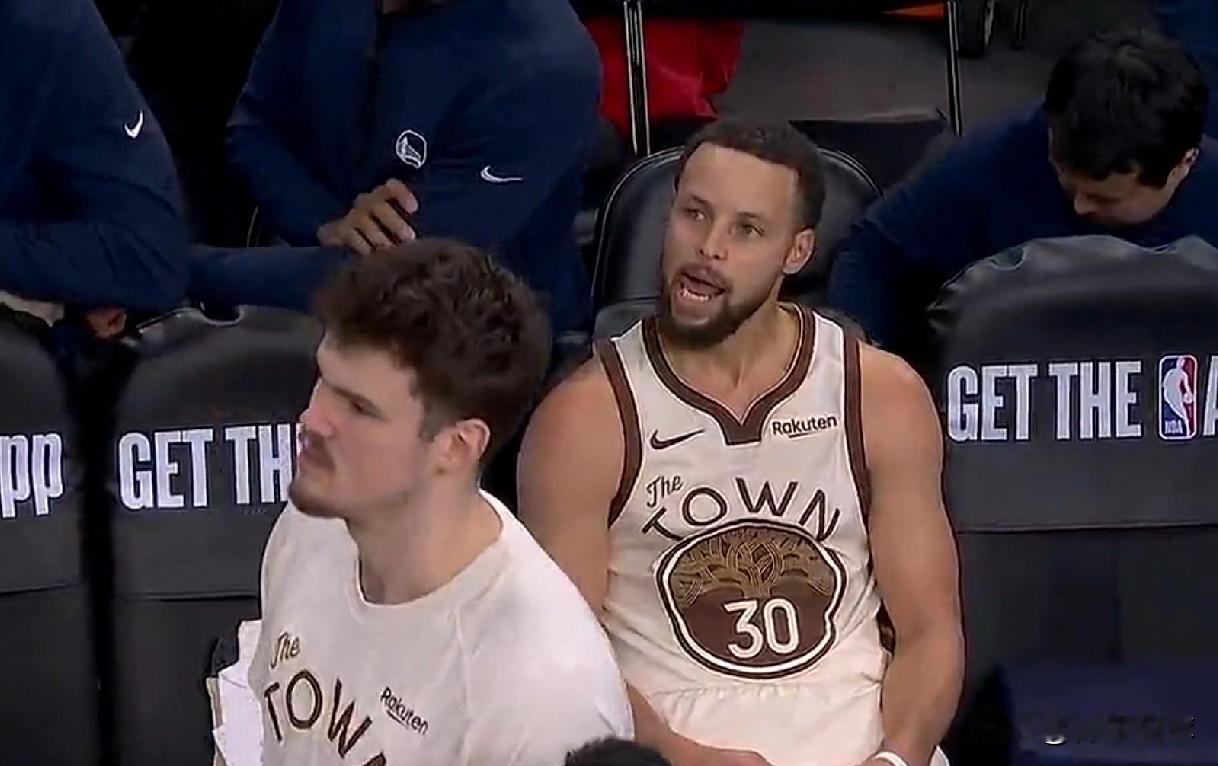 关键时刻没有库里真不行啊！第四节最后42.7秒，邓恩抢下前场篮板准备上篮，库