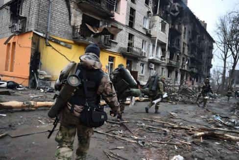 俄乌战场的红军城战役简直颠覆认知，之前传得神乎其神的俄军17万兵力猛扑，原来全是