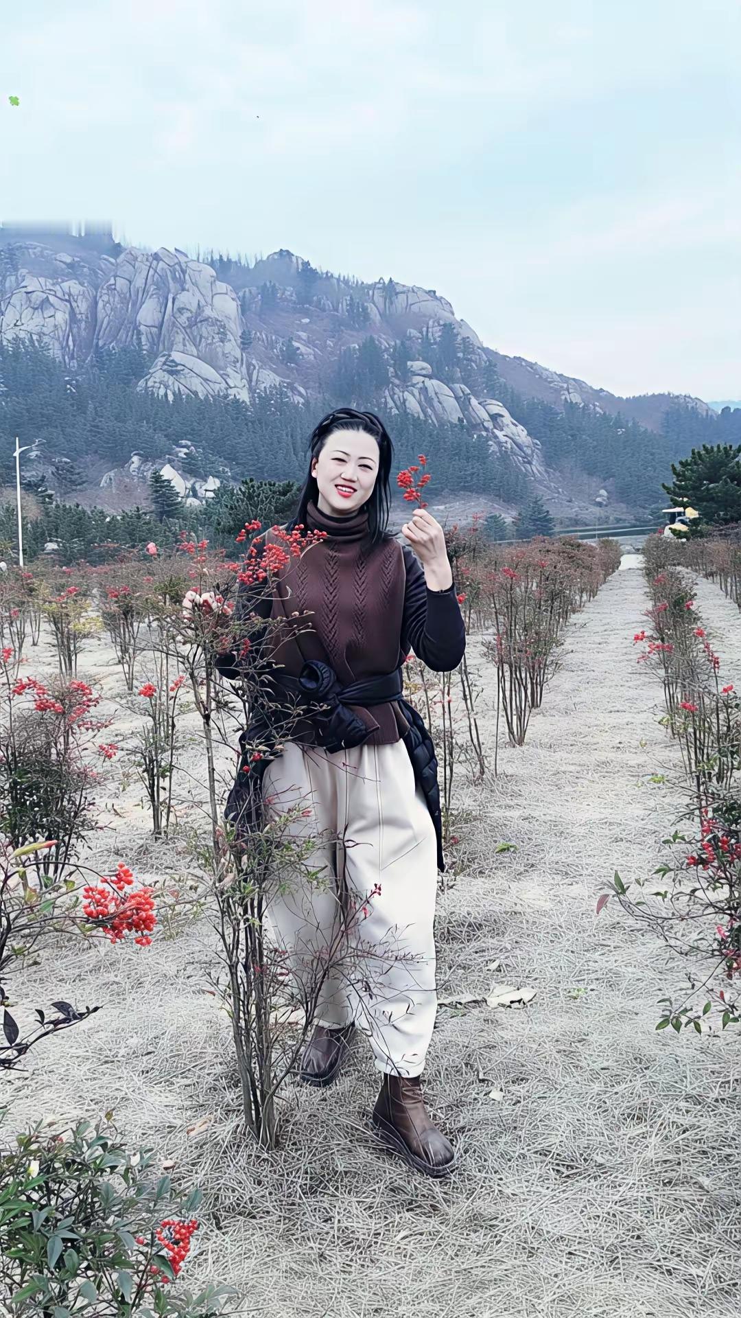 冬日暖阳下，花海中的她笑靥如花🌸🌸🌸