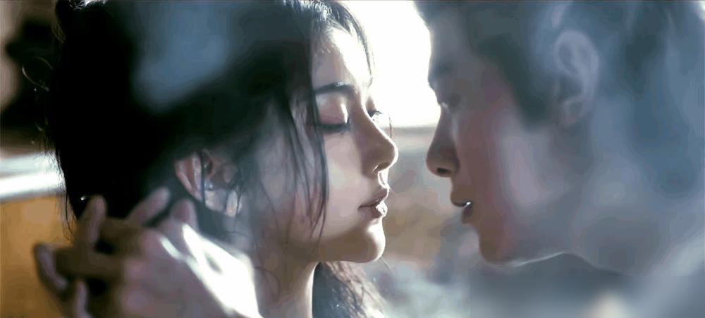 靠一个临时救场的角色，邓凯一周吸粉百万，可这张脸，足足被埋没了8年。一个是