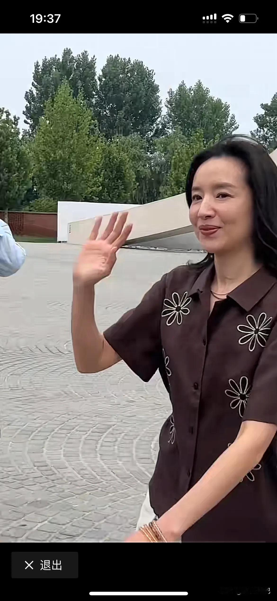 现在的明星胆子也太大了，一点都不注意自己的个人形象，女神董洁一身素衣不化妆直接出