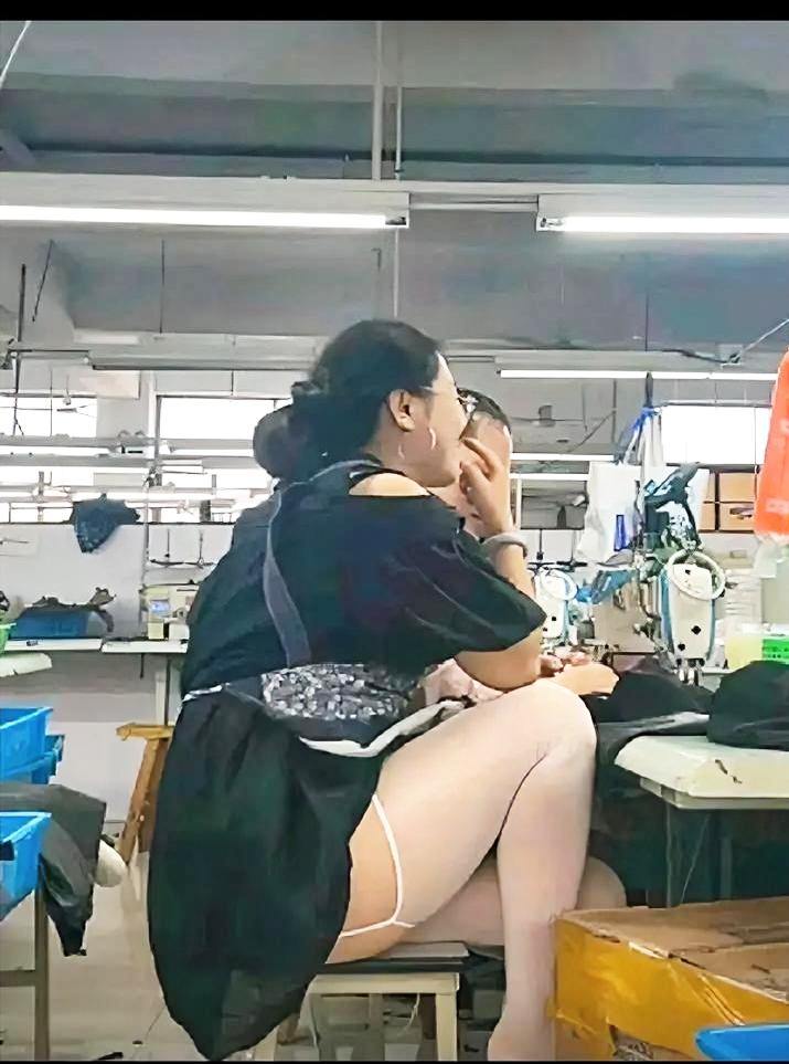 工厂干了五六年，工资没怎么动，可谁都没想过走。不是傻，是这儿的温度太稀罕。