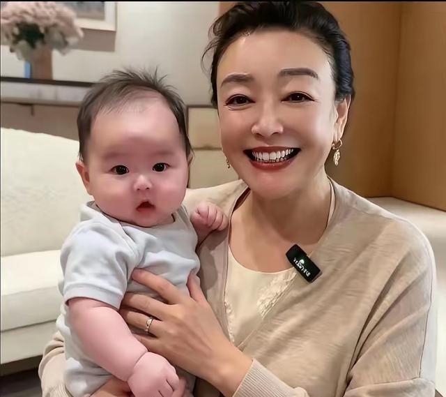 张兰这回是真被小孙子拿捏了。马筱梅直播吐槽说，娃送去奶奶家一趟直接黑了一圈，一问