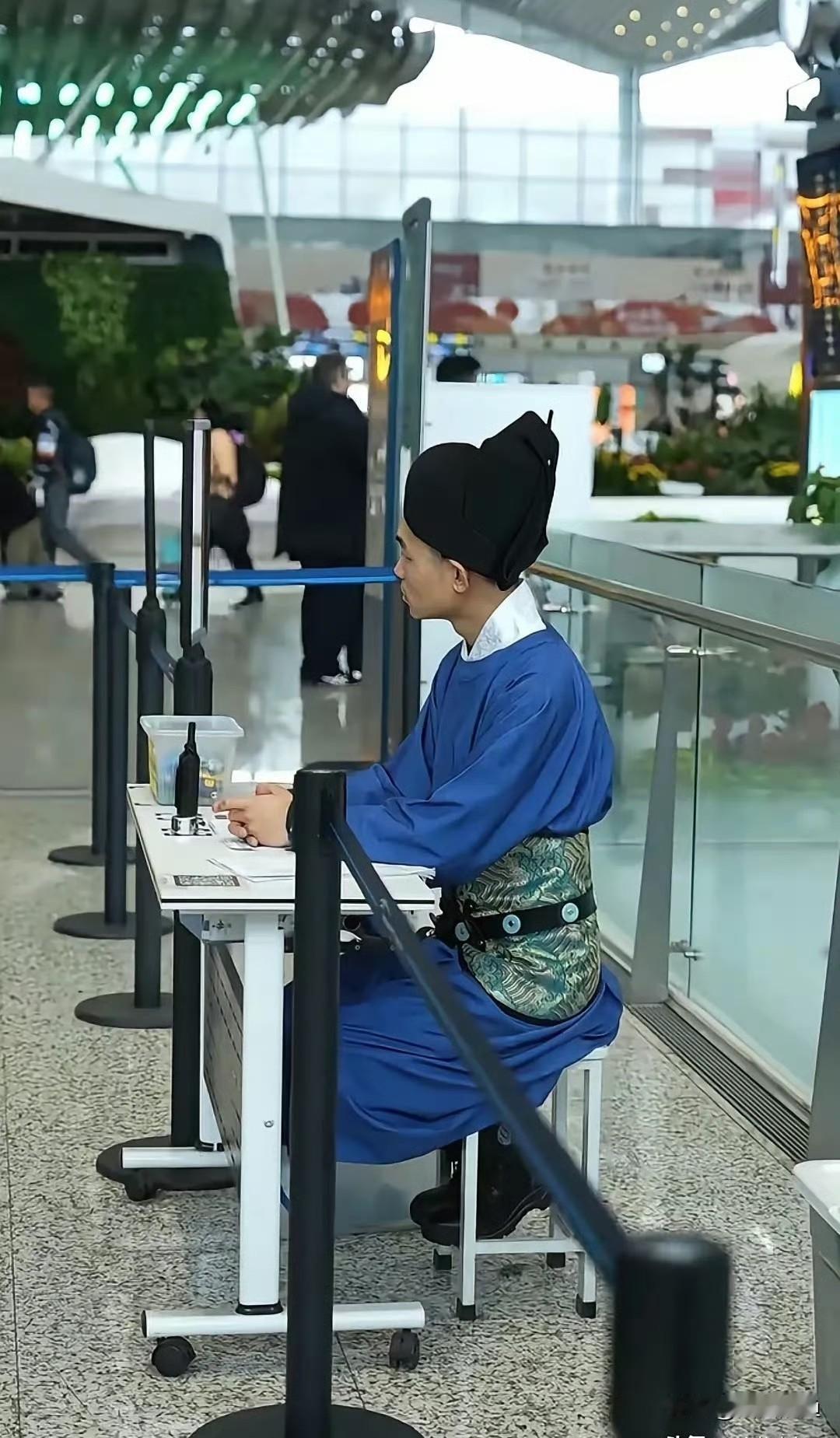 改良汉服碍着谁了？又有小丑拿这说事了！听说郭松民老师最近又“义正辞严”了一回，对