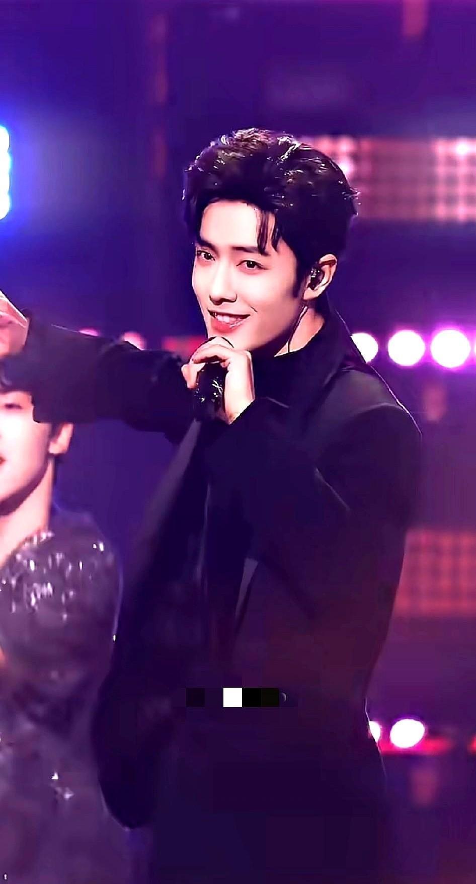 肖战这记“笑容杀”，直接给内娱舞台表演上了一课！当别人还在死磕表情管理时，他已