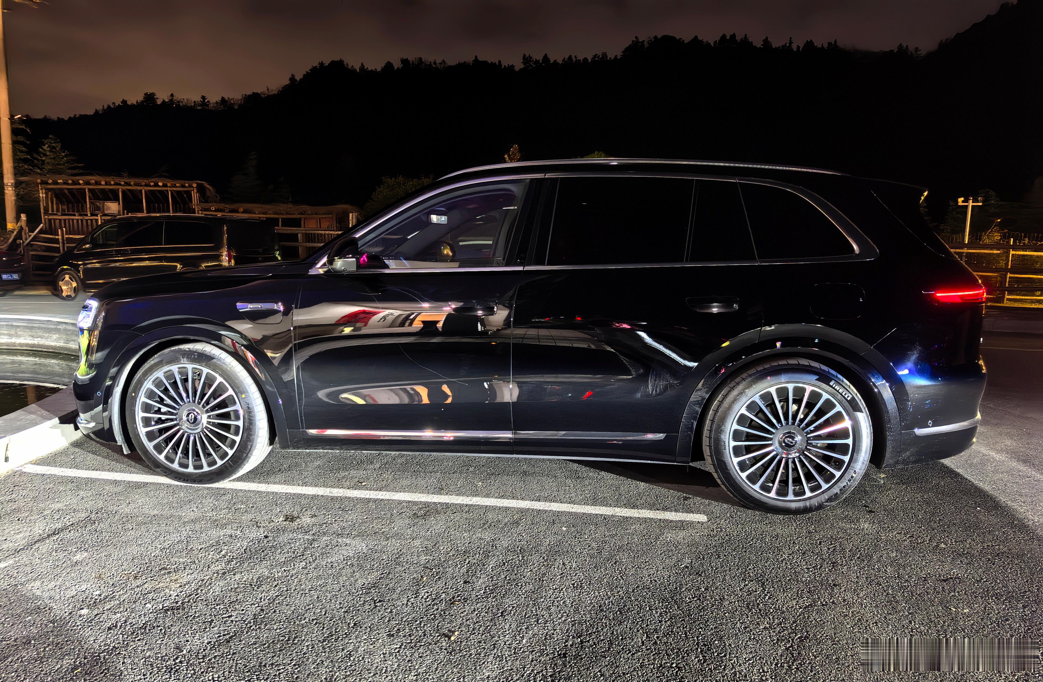 到酒店了，山顶上也太冷了，但是酒店很贴心，给我们准备了暖胃的红豆桂花酒酿，喝着心