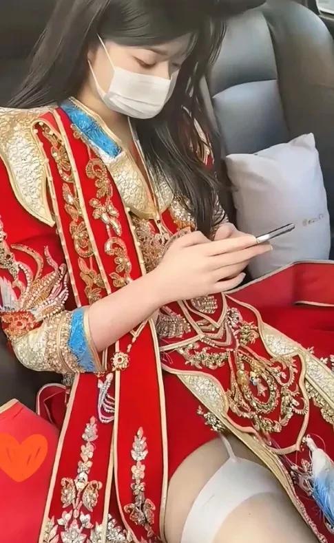 这新娘子肯定是嫁给爱情了。