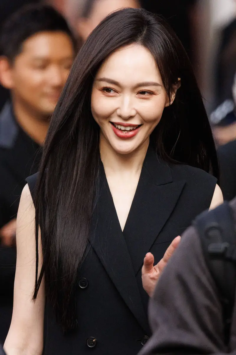 唐嫣现身米兰时装周看秀“高智总裁”气质扑面而来