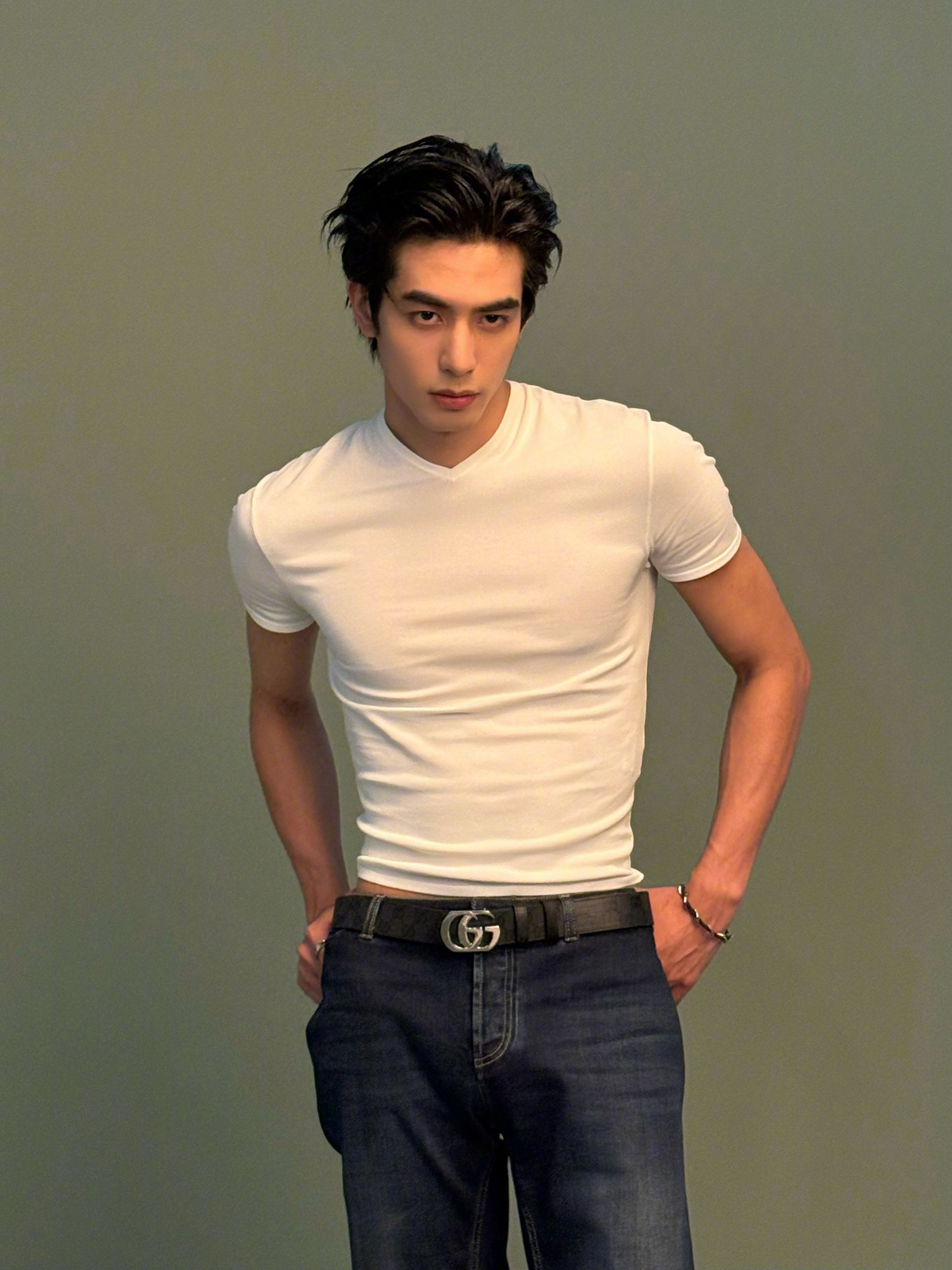 宋威龙穿个基础白T也是纯going