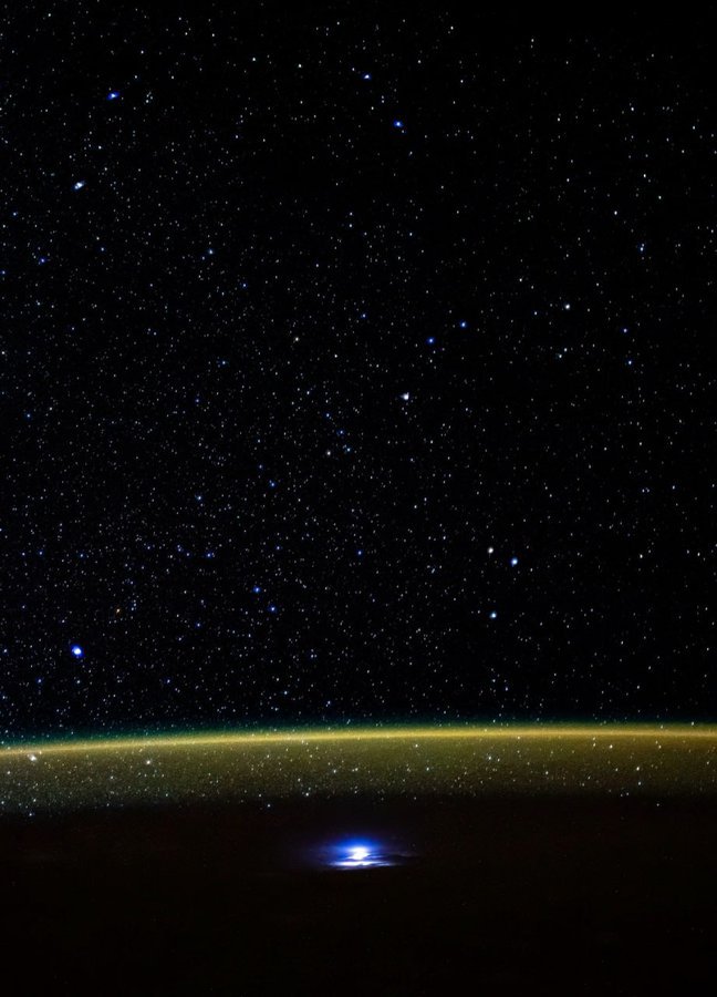 从国际空间站看到的星空下一道闪电。
