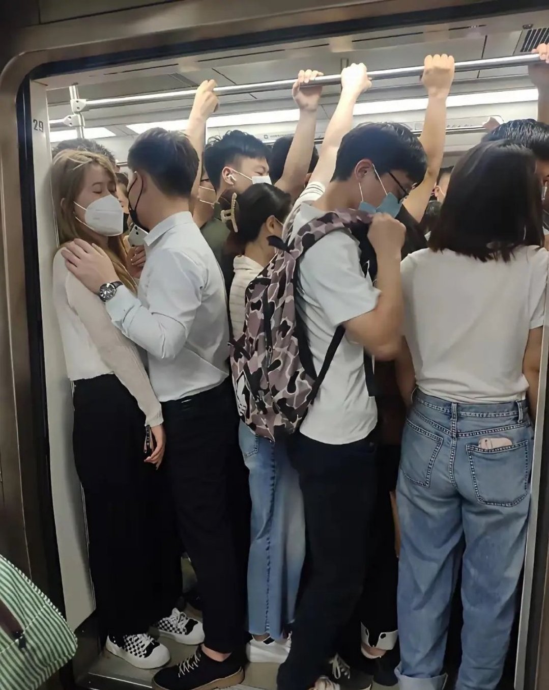 有没有在北京的朋友，挺好奇的！北京地铁站真是这个情况吗？