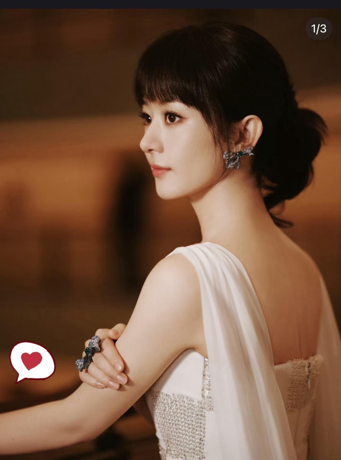 我闺蜜回来，魂都丢了。就因为去现场看了眼赵丽颖。她说电视镜头，太会骗人了。