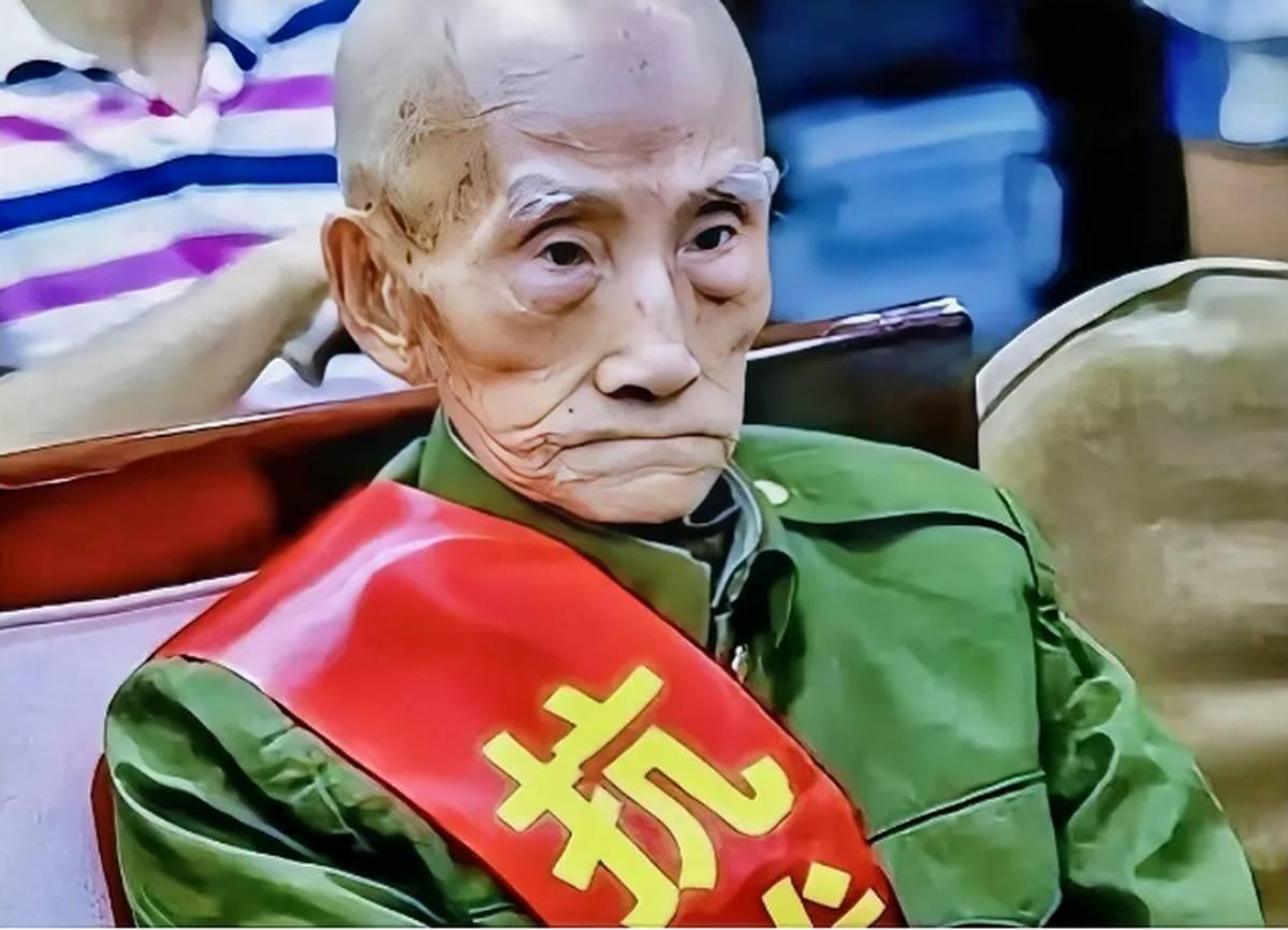 🌞1945年5月，机枪手曾岳峰遇到100名日军正在吃饭！他立马架起机枪，一