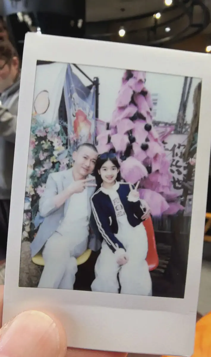 聂远为女儿庆祝12岁生日，聂子一笑容灿烂颜值超高