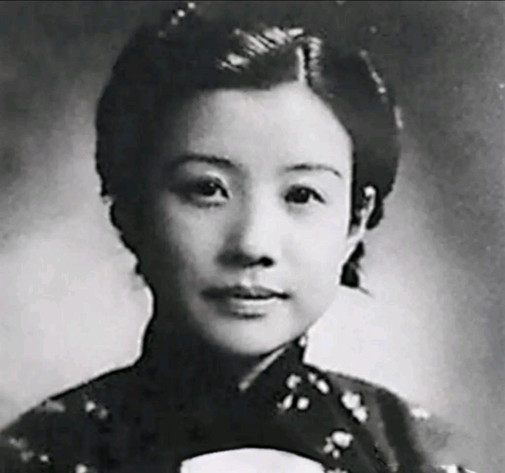 这个叫刘淑华的女人，成分太复杂了。她爹是地主，在镇反时被一枪毙了。她自己，却因