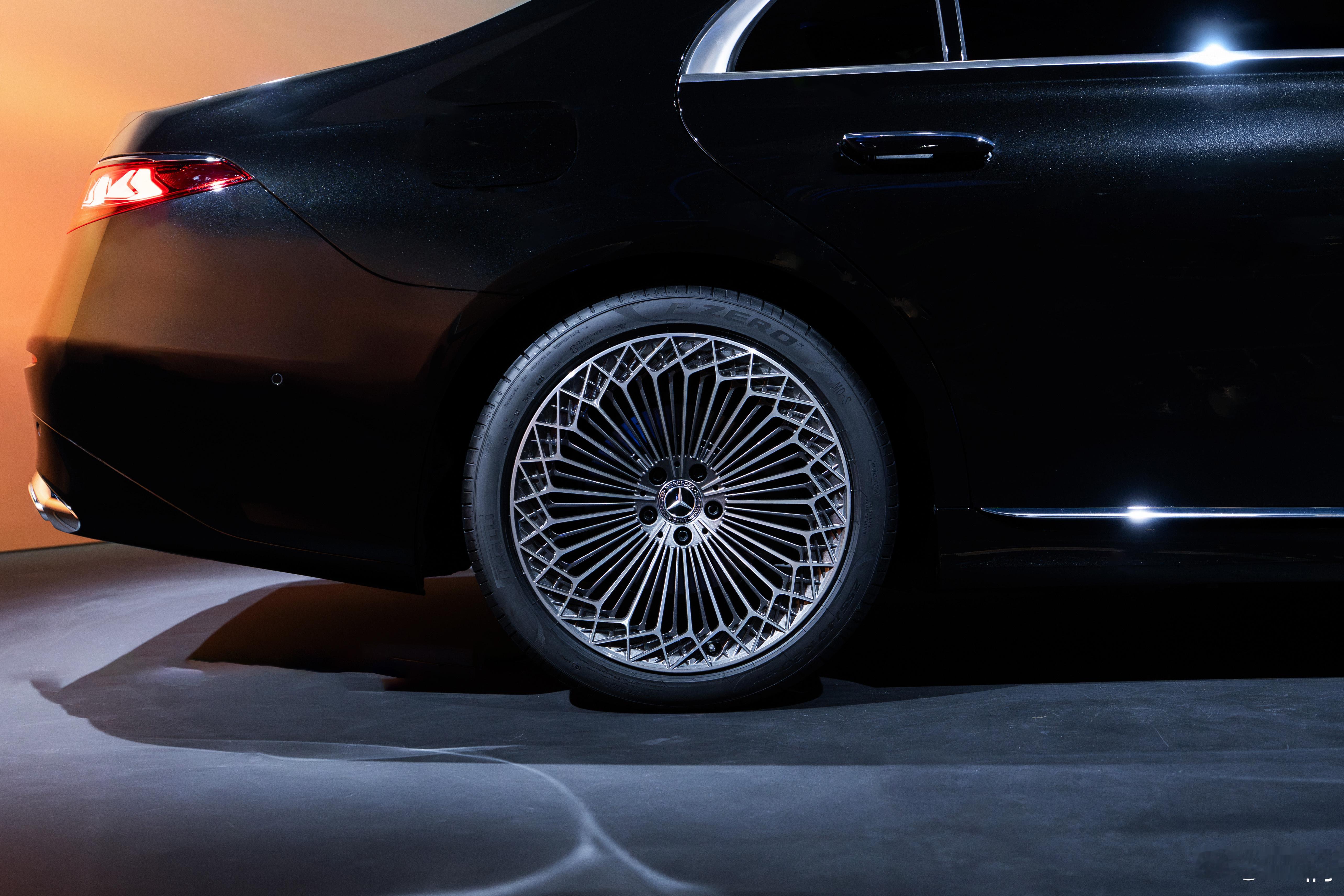 中期改款奔驰S（W223）正式发布据称全车一半以上的部件为全新开发这都赶上一次全