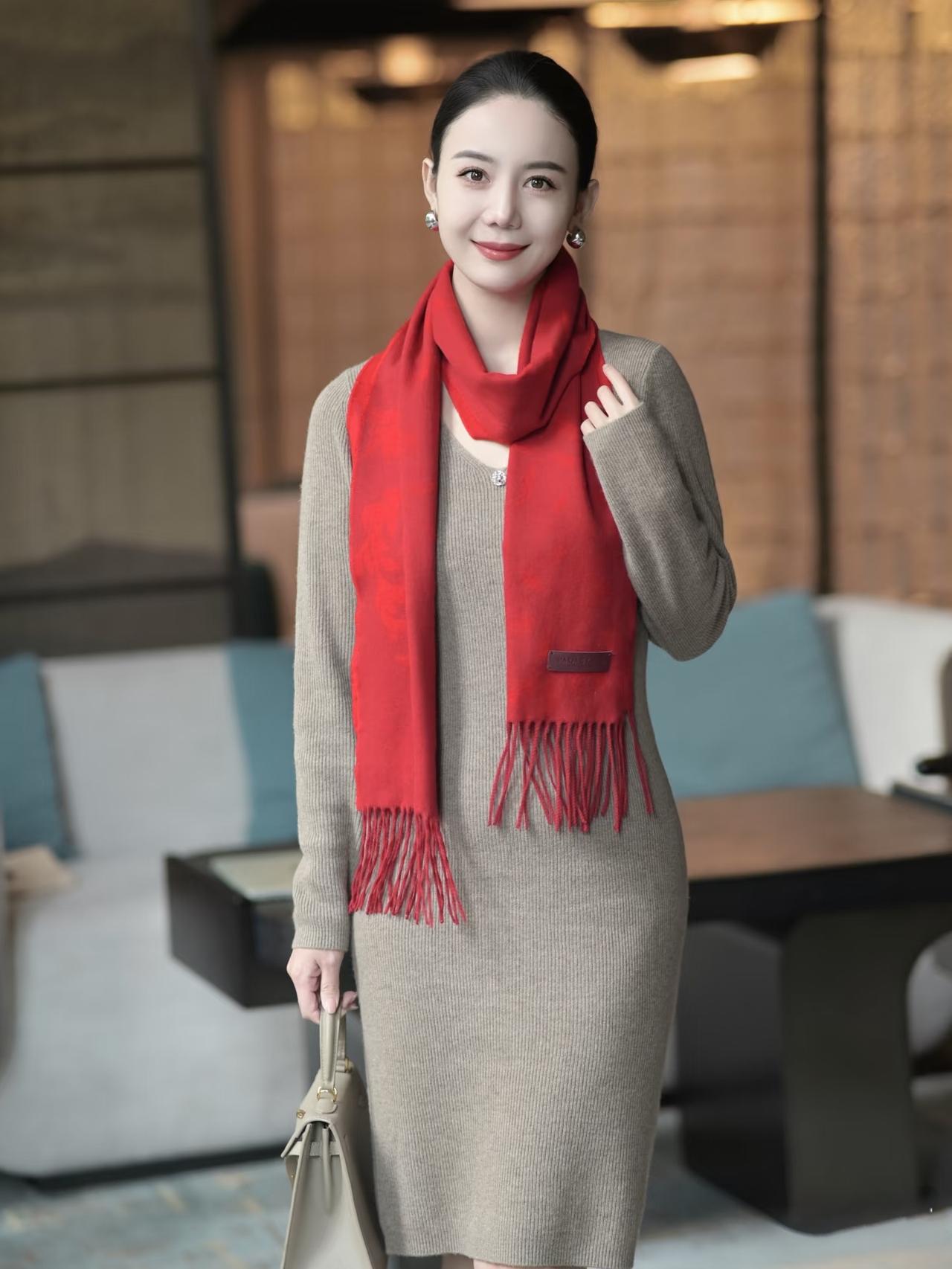 有哪些女生日常好看穿搭可以借鉴浅驼色的针织连衣裙，搭配一条红色的围巾，两件单品就