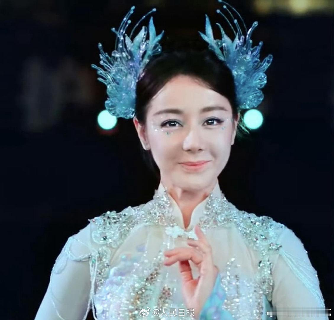 迪丽热巴冲上热搜！迪丽热巴今年春晚的一个舞台妆，居然发酵到现在还没停，合作6年的