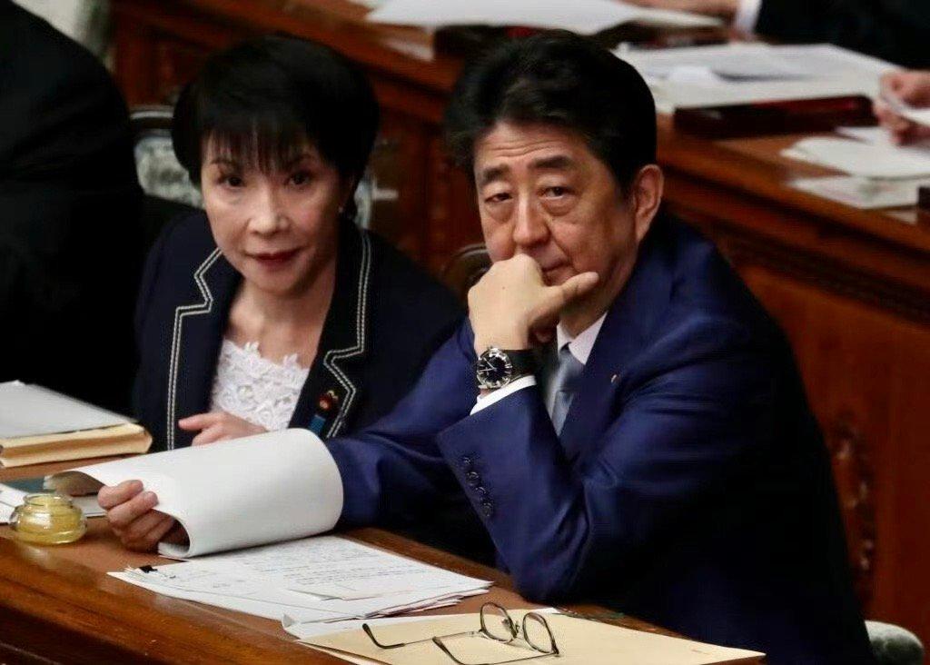 遥遥领先的小泉进次郎被一个女人击败，这在一个男权社会，对于他的打击巨大。小泉进