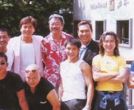 1990年，成龙带着他的成家班在摩洛哥拍戏，兄弟们要求涨工资，导致这部《飞鹰计划