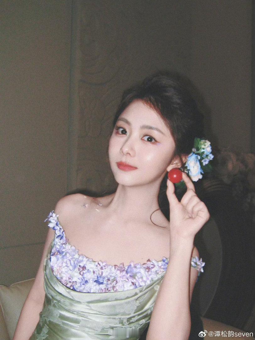 谭松韵哄自己打工谭松韵自己招聘自己明天就能看谭松韵的客栈片段啦，和沈月同框活力