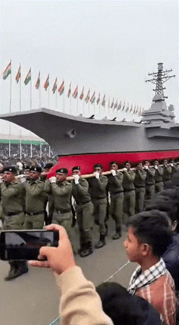 谁说航母不能参加陆地上的阅兵？印度人这不就把这个难题给解决了吗！仔细看看