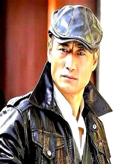 衣服会说话，比台词还狠。《潜伏》里余则成那件旧大衣，穿三年没换，心里的憋屈全缝