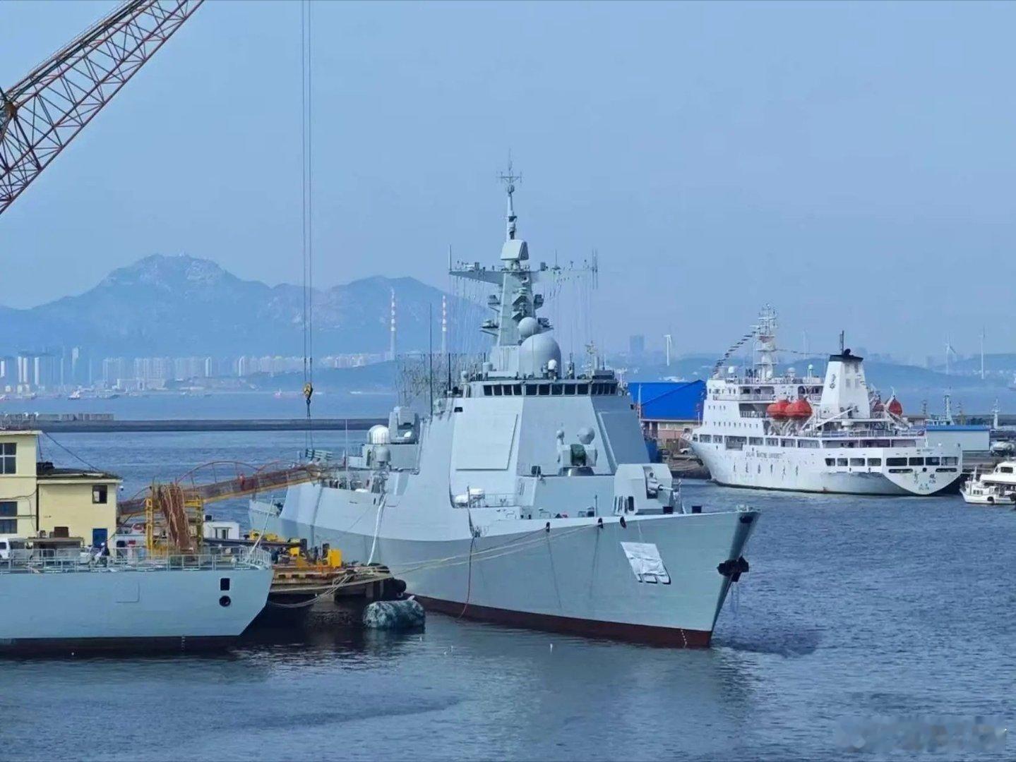 最新批次的052D，连顶部低空快反雷达都换成双面相控阵了每一个批次都叫052D，