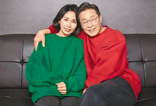 对于李在明，不要期望过高，除了这两件事，其他都没有办成。第一、对美国是言听计