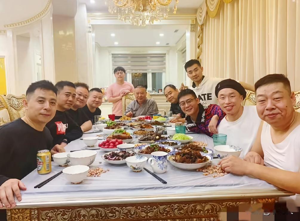 2020年的餐饭桌上，郭德纲与徒弟们一起吃饭的留影。镜头里没有精致菜肴，只有几样