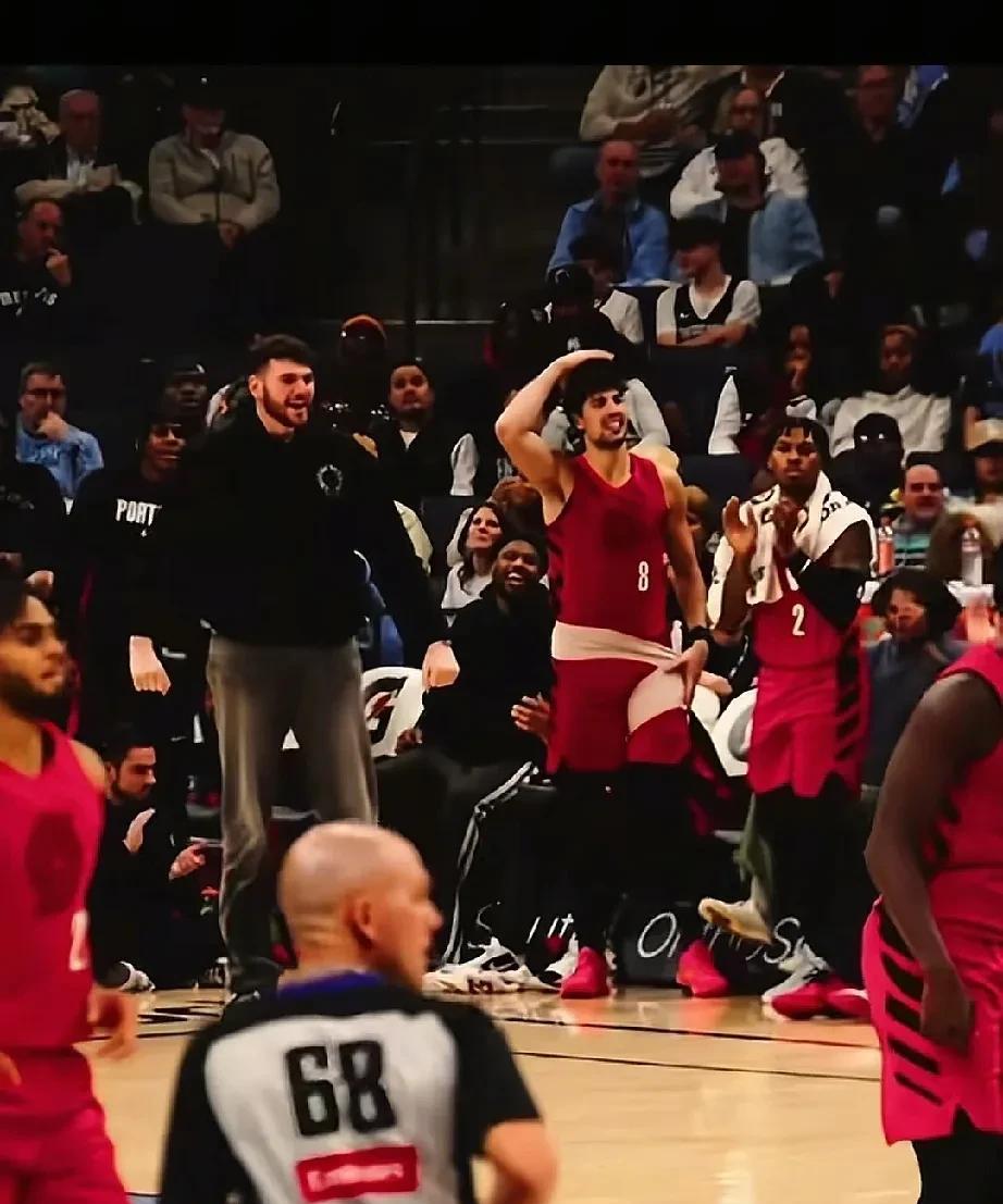 谁是杨瀚森真兄弟这球就能看出来！杨瀚森的首场先发，虽然在上半场表现不佳，但是下