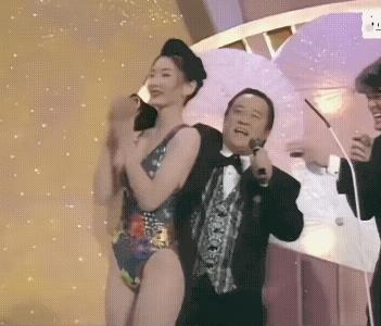 曾志伟与佳丽互动这一幕真是让人忍俊不禁，曾志伟知道观众喜欢看什么，所以整这么一出