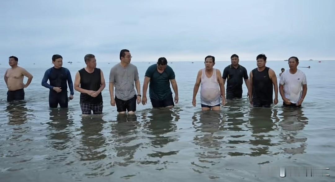 洪森到西港海边度假，当地主要领导陪同。穿白色背心，短裤下海游泳，几名保镖在旁边护