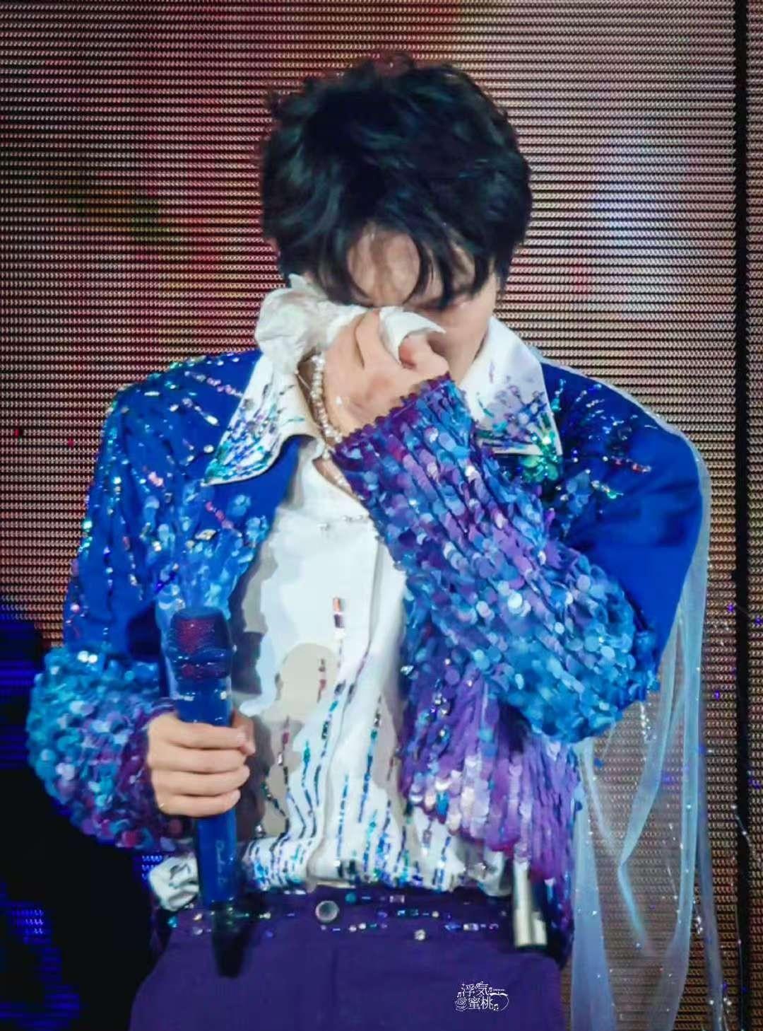 周深昨晚上青岛演唱会😭得伤心！现场的米子们是不是也跟着伤心起来！
