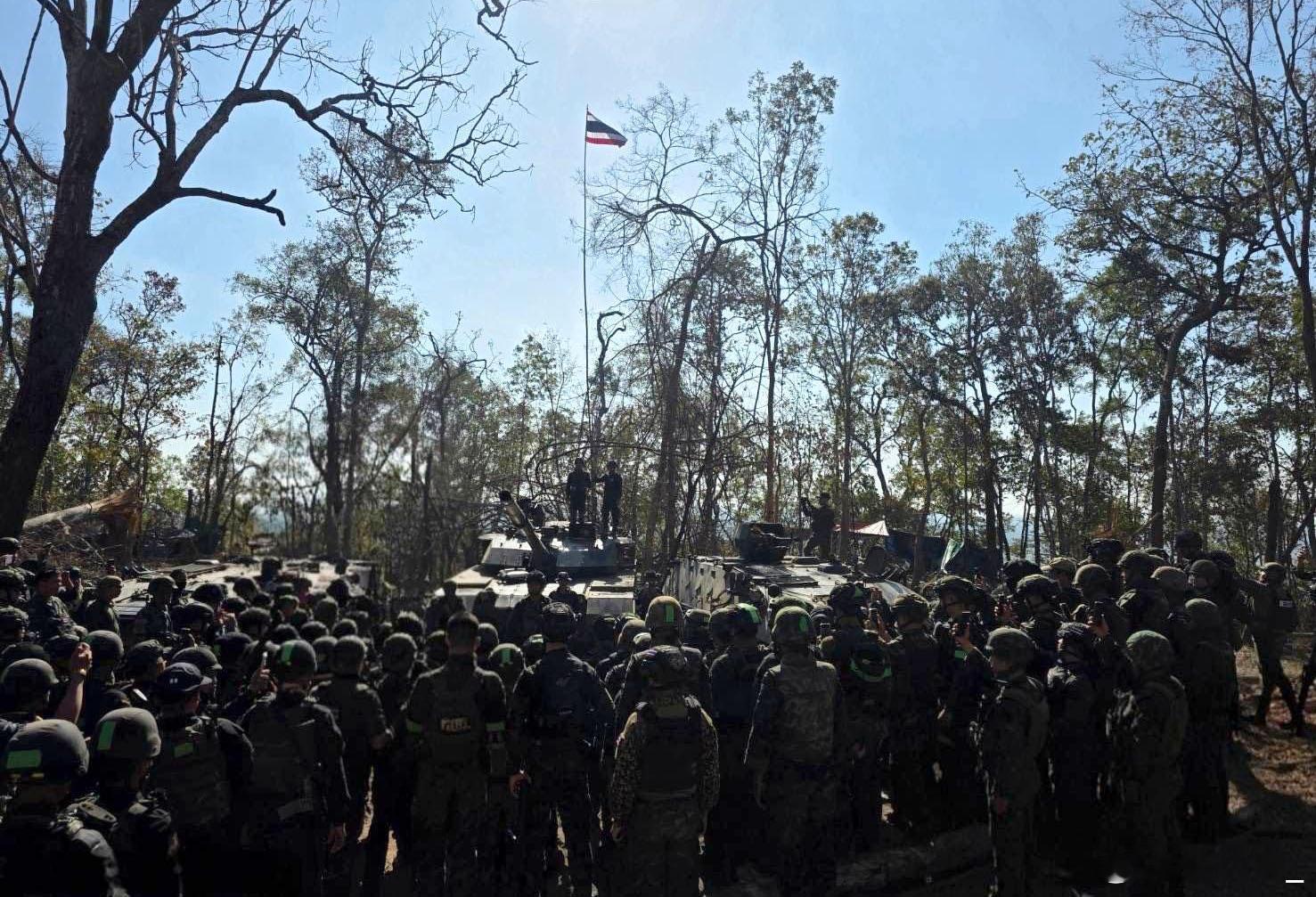 泰军的机械化分队在前线拍大合照，VT-4坦克与85式装甲车并排；此外还有VN-1