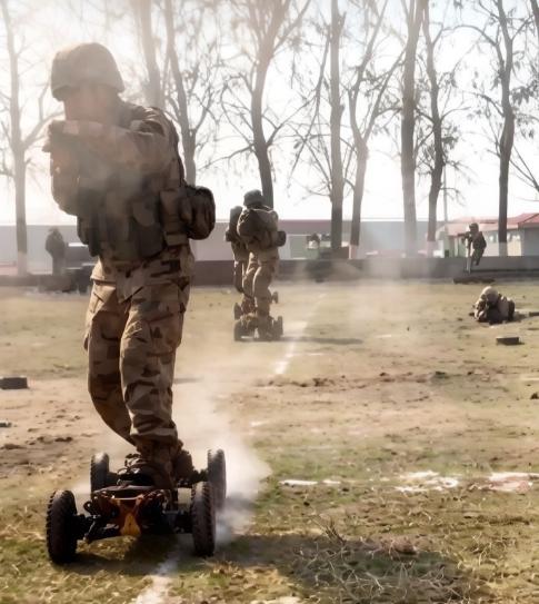 对标俄乌战场！解放军单兵电动滑板车，比两轮摩托好用太多，行进间就能开枪，一条在网