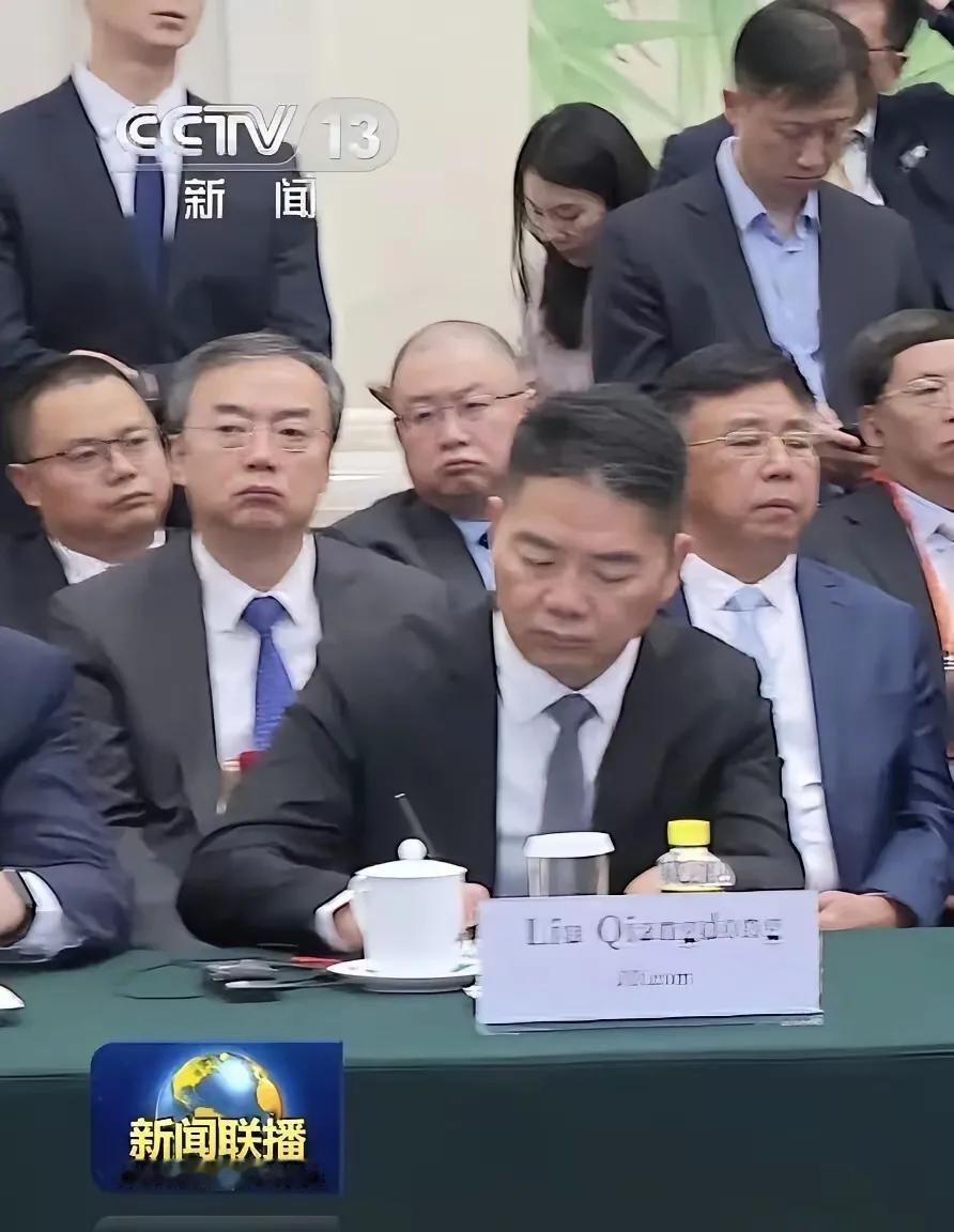 刘强东，两次在新闻联播上出现镜头画面，这透露了什么信息？从中分析，可以透露传