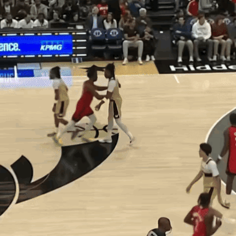 伊森这架势，明显不想留火箭了。他这气撒给谁呢？奇才的年轻人可没惹他，不知他哪来的