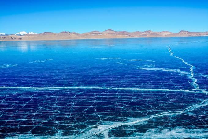 西藏·山南·普莫雍措，仿佛一块蓝色宝石从天上落入凡间，化为湖泊…