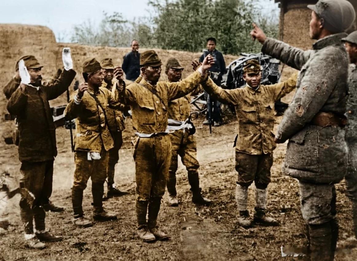 1943年八路军发动郯城战役解放郯城，图为驻守郯城的日军向八路军投降，在短暂解放