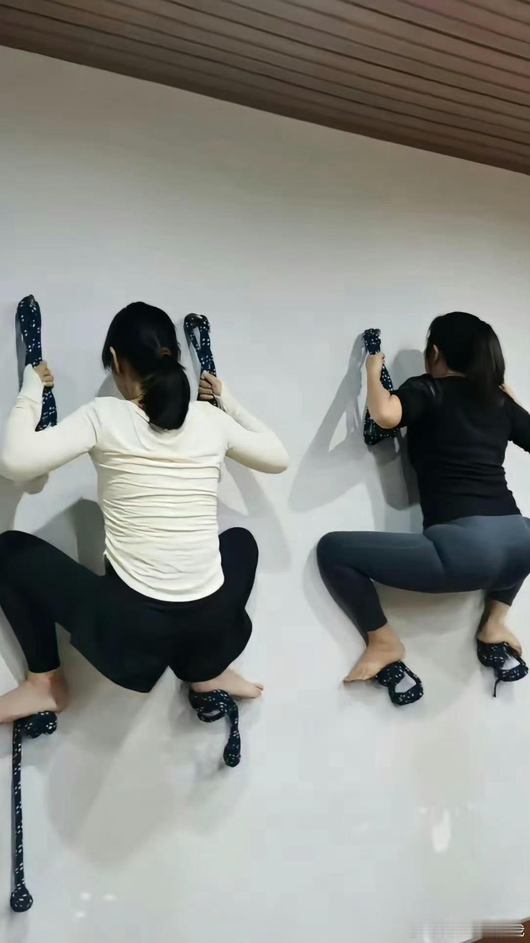 我还以为是蛤蟆功，她们说是扒墙瑜伽！​​​