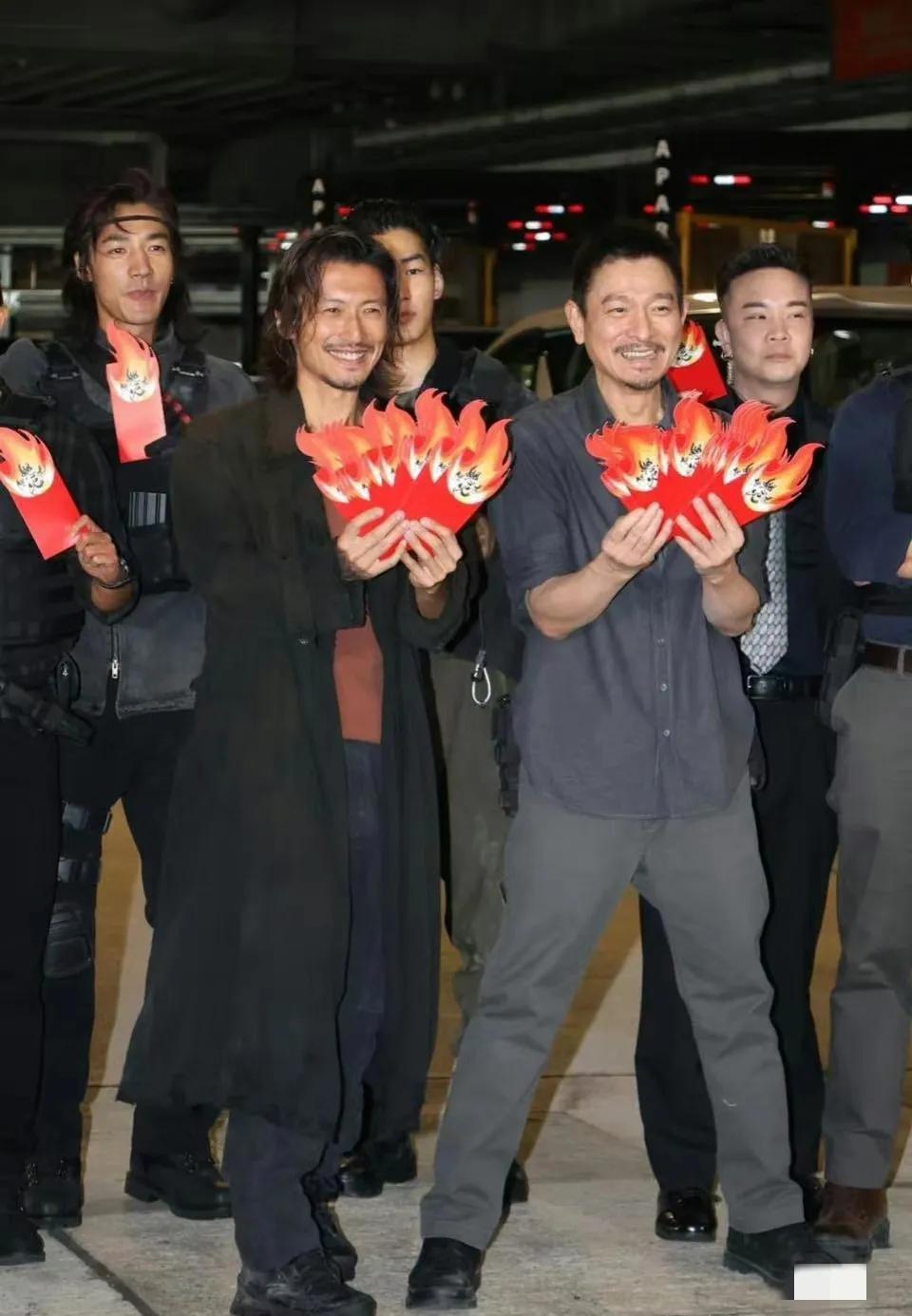 刘德华这里比谢霆锋高出半个头，刘天王官方身高174，谢天王官方身高174.5，