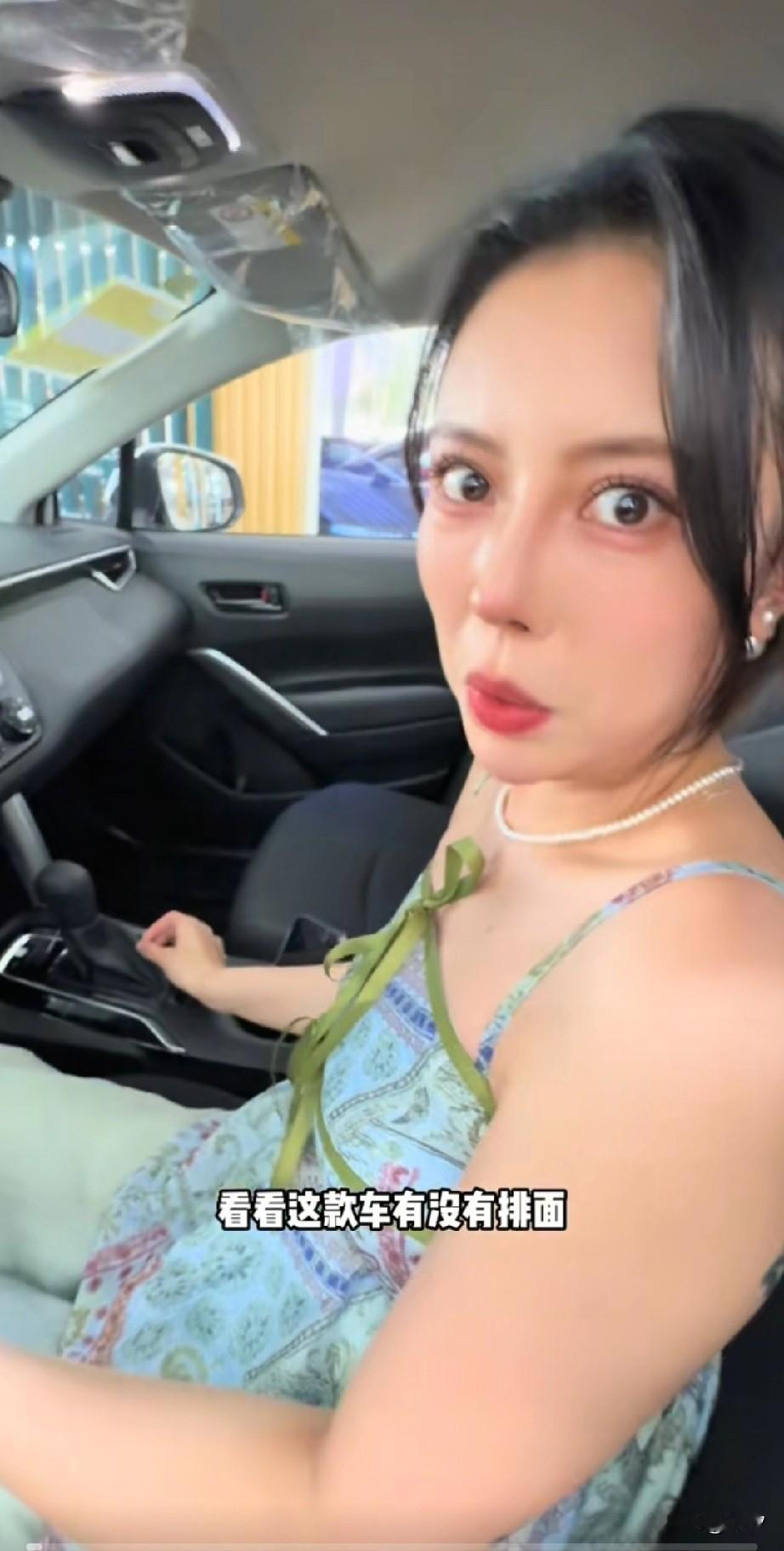 小伙子带自己的女友去看卡罗拉锐放，他的女朋友坐在主驾上，看着这辆车，从车