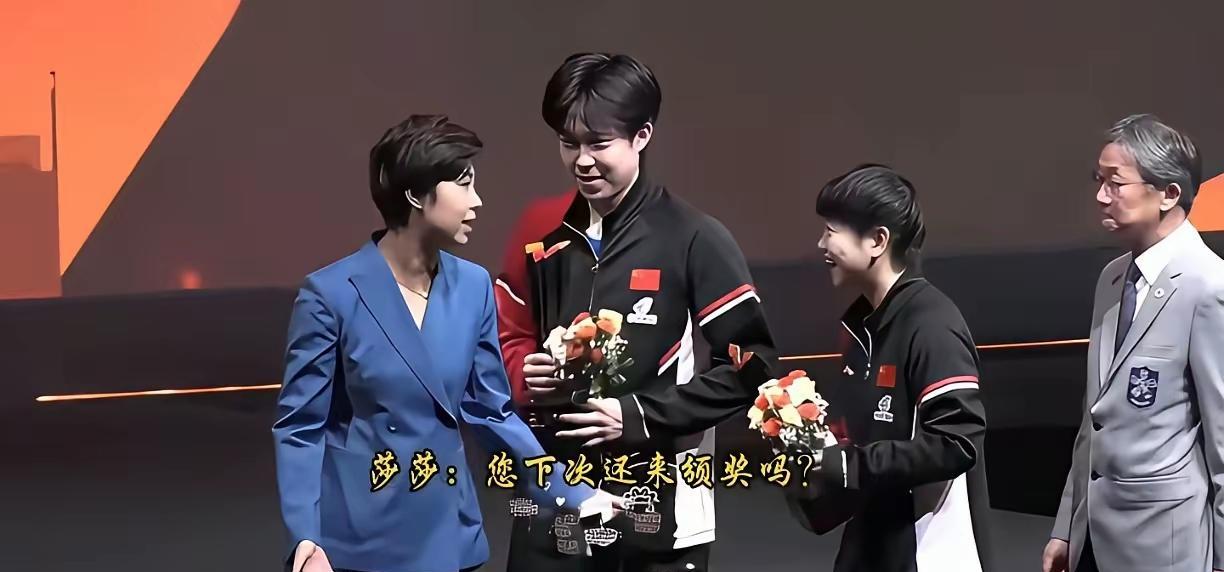 颁奖台上，孙颖莎攥着奖杯没松手，却先俯身问了张怡宁一句：“下次，你还来颁奖吗？
