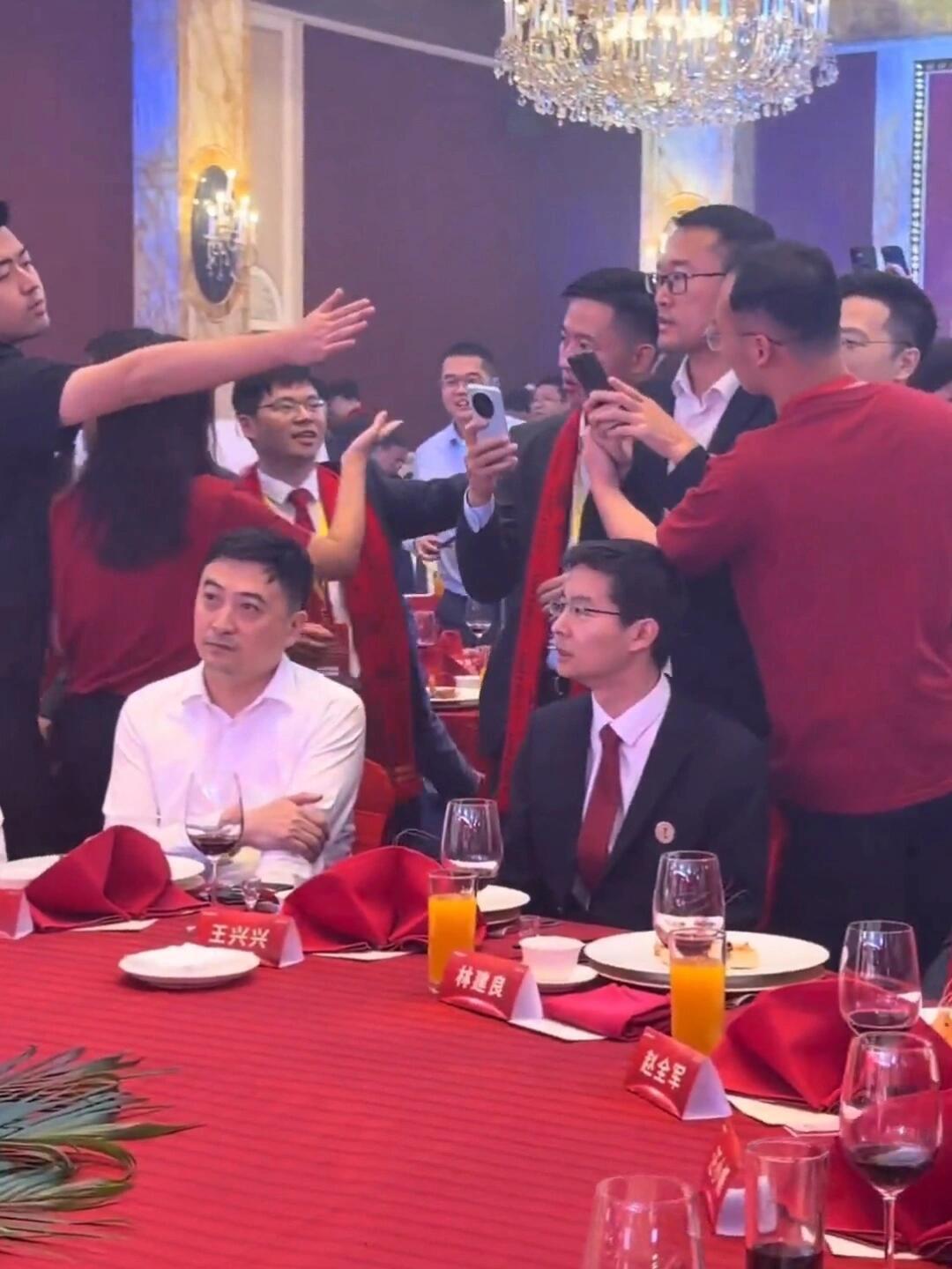 王力宏和王兴兴坐主桌，这俩的互动，两大天王赚的盆满钵满，真的幸运！王力宏的演唱